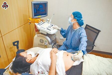 
圖為孕婦做超音波檢查。（本報資料照片）
