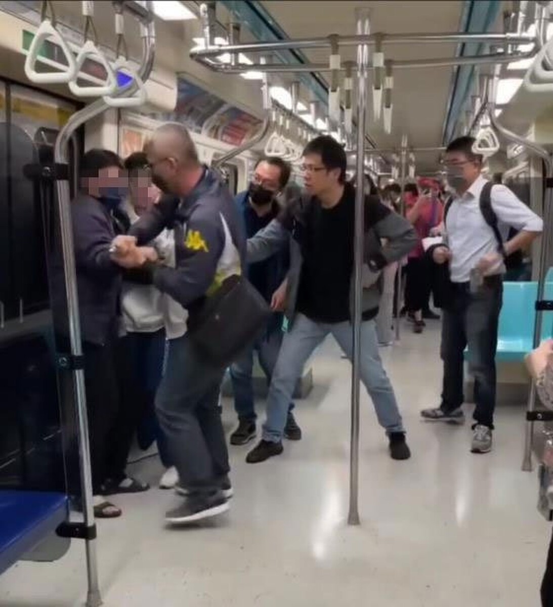 鄭姓高二學生8日晚上10時許,搭捷運板南線回家,在車廂內突遭王姓女子涉嫌持美工刀劃傷左臉頰,4名熱心乘客見狀合力上前制止,才未讓事態更嚴重。 圖/寵物美容師茜茜提供