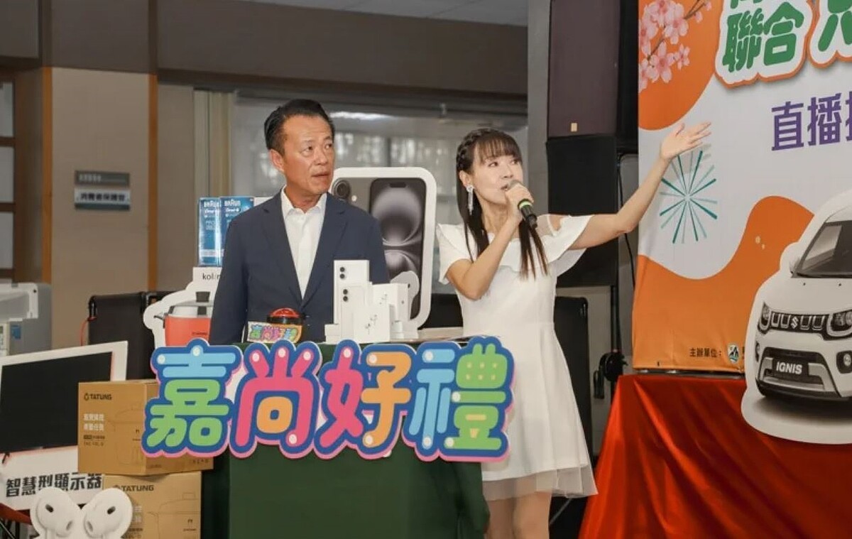 嘉義縣長翁章梁(左)直播抽出購物節最大獎汽車,但莊姓女子未接電話,經商圈努力尋找聯絡上得主。圖/聯合報系資料照