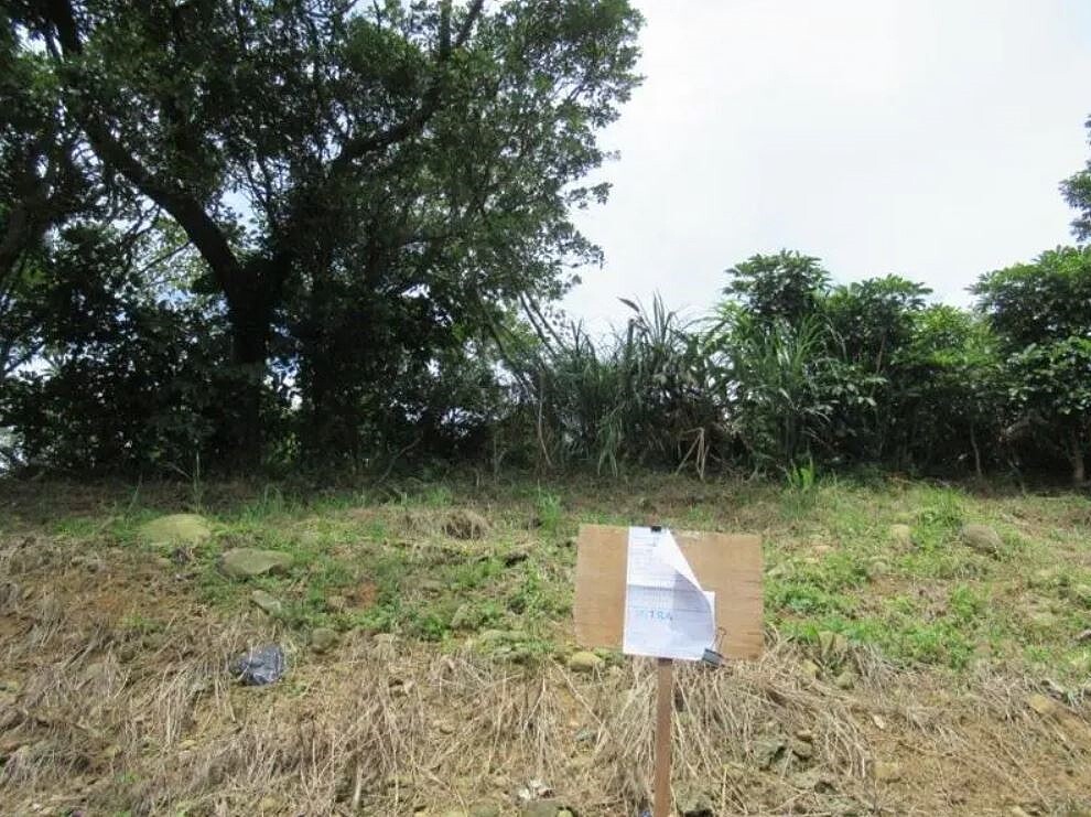 新竹劉姓男子因違反水土保持法遭裁罰，加上欠下大筆地價稅未繳，移送執行的金額高達近2千萬元，名下總價值高達1億5403萬元的土地將被法拍。圖／行政執行署新竹分署提供
