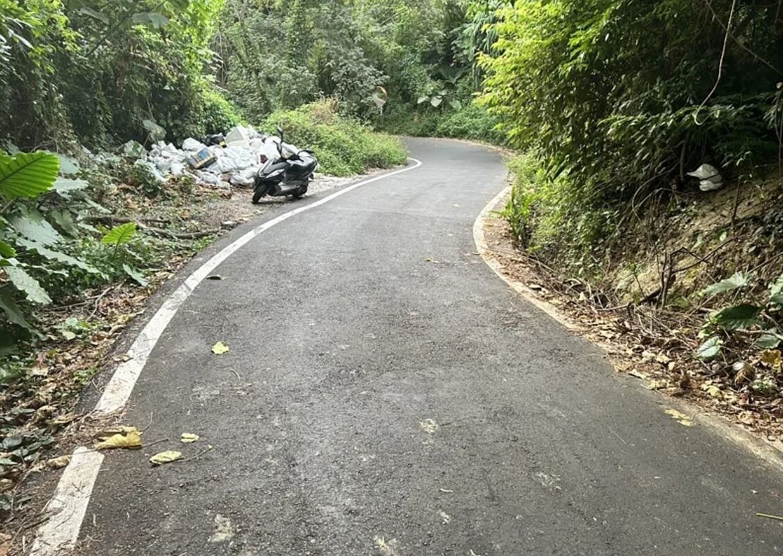 彰化警方近日在花壇鄉八卦山區產業道路，查獲小貨車非法傾倒大量建築及裝潢廢棄物案。圖／彰化警方提供
