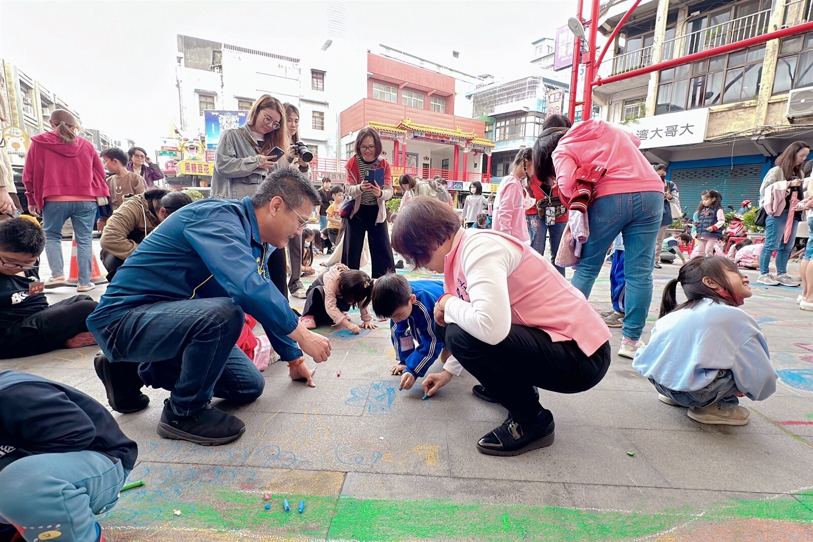 桃園市議員劉熒隆表示,透過彩繪活動不僅推廣信仰文化,更希望讓龍潭的年輕世代重新認識這片土地。圖:劉熒隆服務處提供
