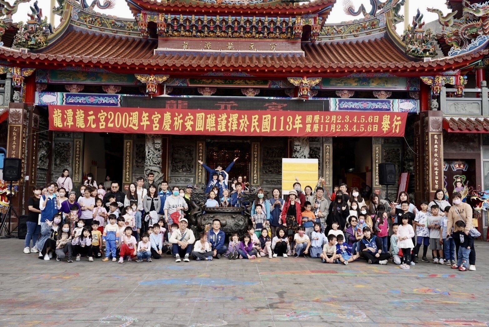 桃園市龍潭龍元宮舉辦「彩繪神農」活動,結合藝術與信仰,讓孩子在彩繪過程中學習本地文化。圖:劉熒隆服務處提供