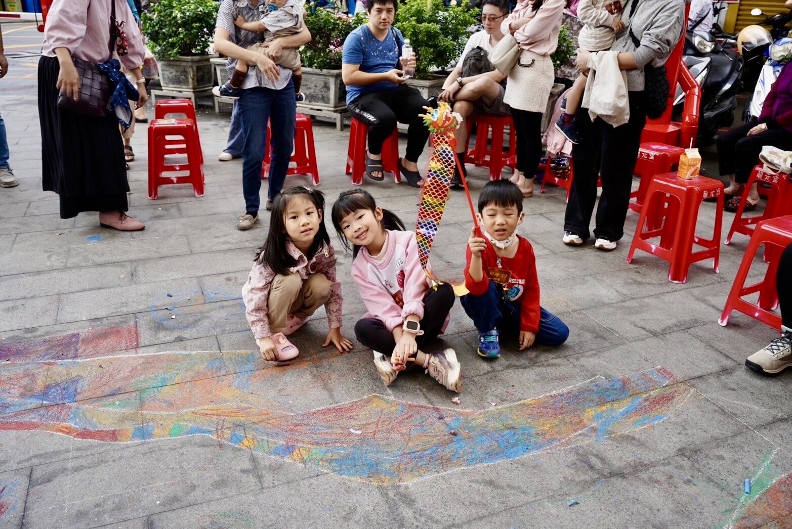 孩童以神農大帝為靈感,發揮創意填滿地面畫布,將願望留在畫布上。圖:劉熒隆服務處提供