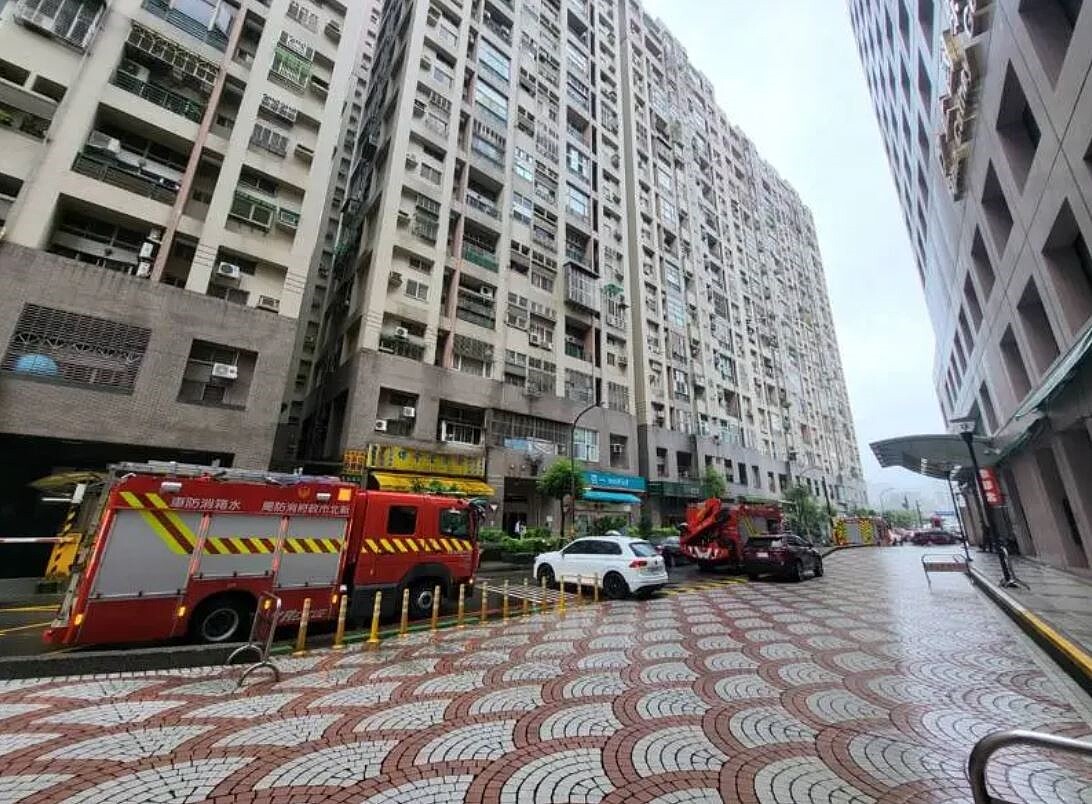 新北市汐止某醫院地下2樓停車場上午9時許傳工安意外,工人李姓男子疑因電梯鋼索斷裂遭夾困,救出時右臂斷肢,已無生命跡象,經搶救仍宣告不治。記者王長鼎/翻攝