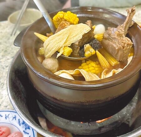 
氣溫逐漸轉涼冷，薑母鴨、羊肉爐、麻油雞等是民眾進補首選，但中醫師提醒，應依照個人體質並適量，過度不適合體質的進補可能導致陰陽不平和，反而會身體不適。（郭吉銓攝）
