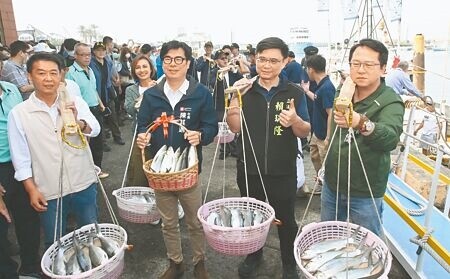 
高雄市長陳其邁（左二）9日出席彌陀漁會舉辦的虱目魚節活動，立委許智傑（左一）、邱志偉（右一）、賴瑞隆（右二）挑著扁擔虱目魚入場。（林瑞益攝）
