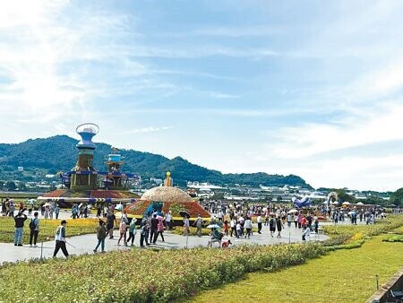 
台中國際花毯節暨新社花海活動，9日起在農業部種苗改良繁殖場二苗圃盛大展開，開幕日天氣晴朗，吸引上萬名遊客造訪賞花。（李京昇攝）
