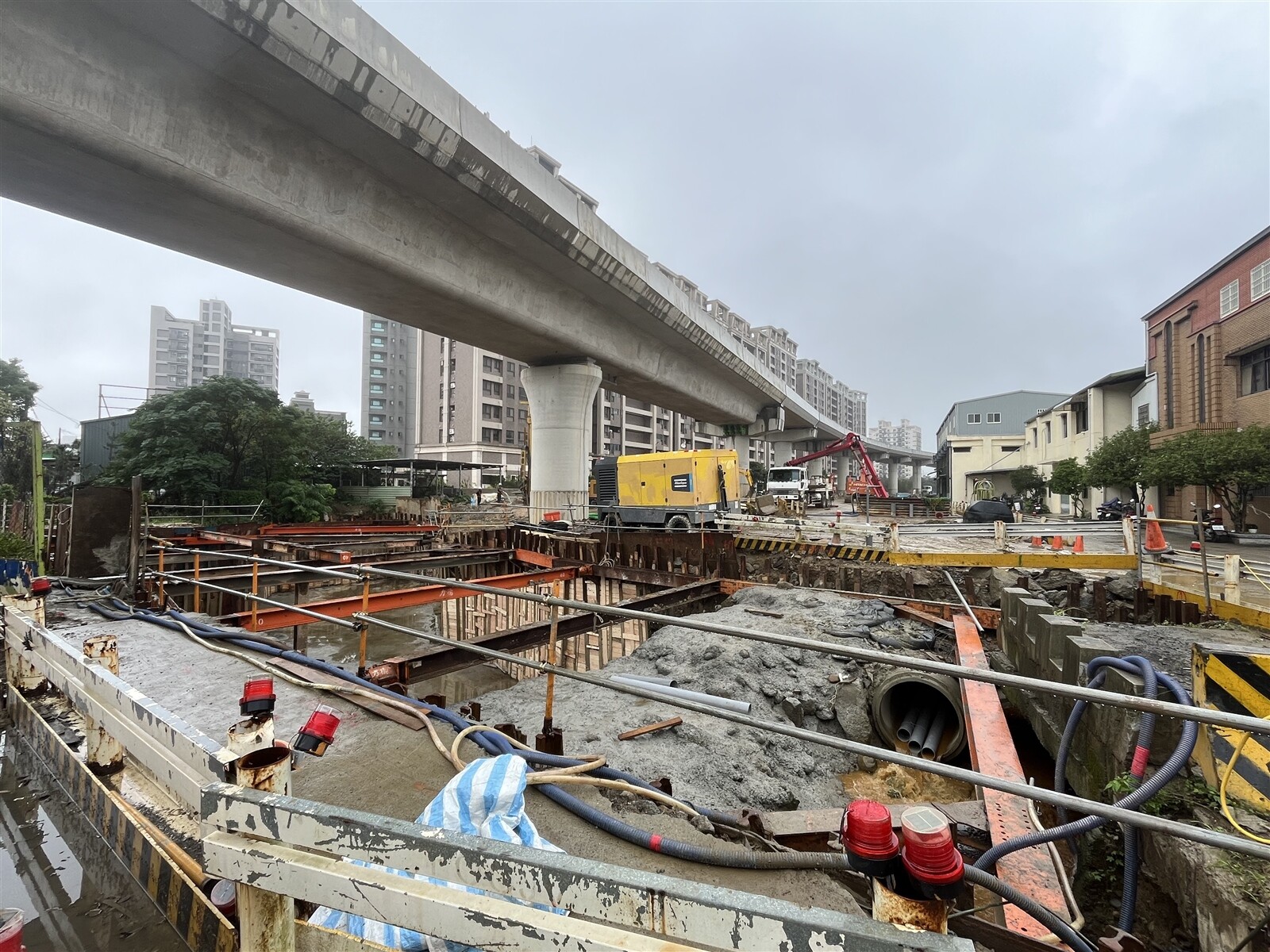 桃園市八德擴大重劃區通勤尖峰交通壅塞，地方盼捷運綠線高架下方的生活圈六號道路快啟用。記者陳俊智／攝影 