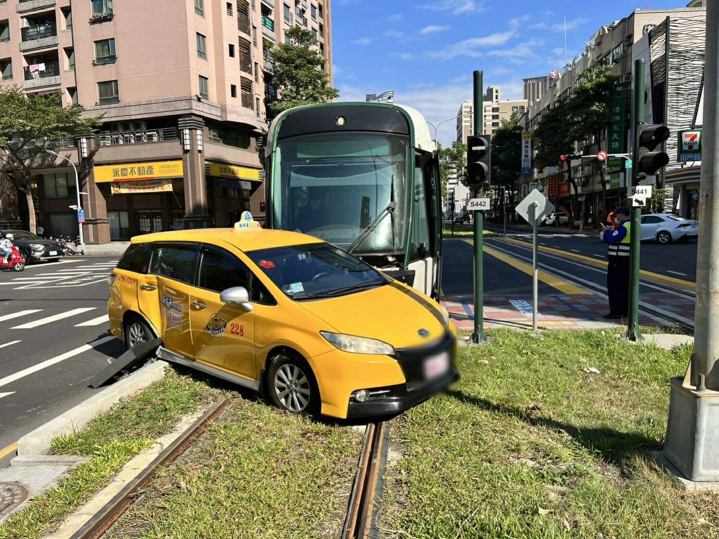 沿高雄大順路要左轉的車輛與輕軌列車出車禍。圖／本報資料照片 