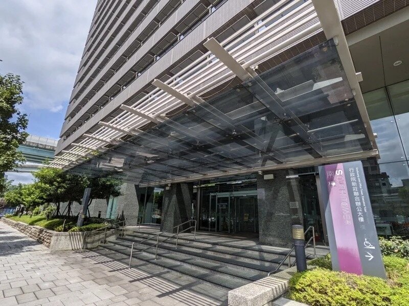 一名勞動力發展署北基宜花金馬分署吳姓派駐人員本周一陳屍辦公室。圖為行政院新莊聯合辦公大樓。本報資料照片