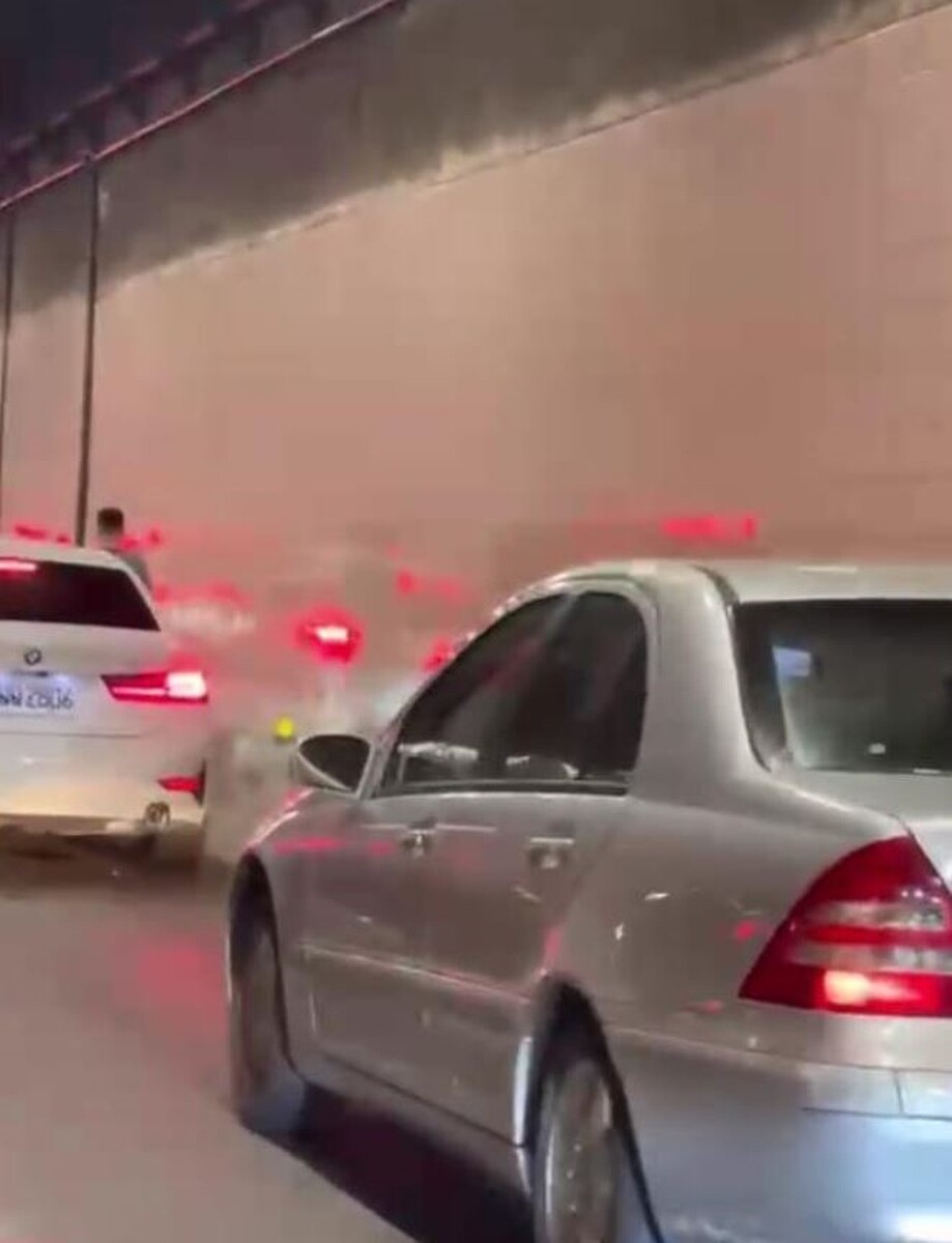 北市議員陳宥丞接獲陳情,表示9日深夜11時竟在基隆路大塞車,明明只要3分鐘車程,竟困在車陣等1小時;還有人下車走路,有人氣到拍打車輛洩憤。 議員陳宥丞提供