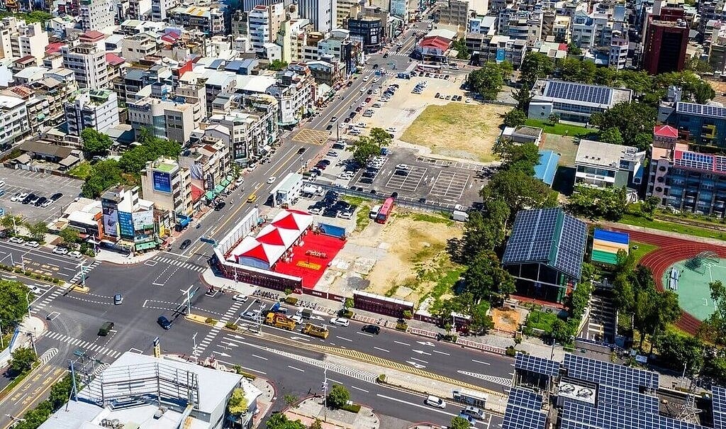 嘉義市首期公辦都更案8月1日動土，國城建設將投資50億元，興建4棟地上15層地下3層的集合式住商大樓，圖中央空地就是公辦都更基地。圖／嘉市府提供