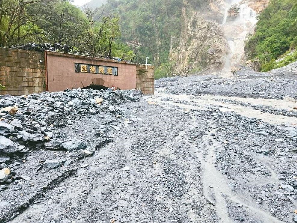 康芮颱風日前侵襲，台9線蘇花公路匯德隧道北口被大量土石掩埋。圖／公路局提供
