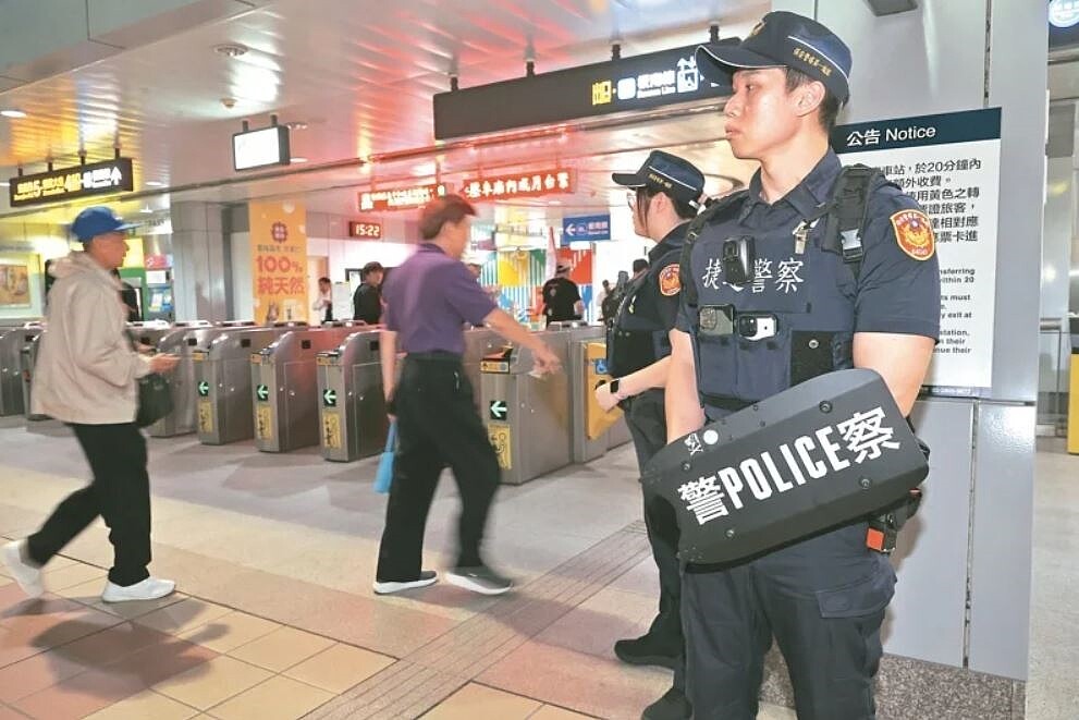 台北捷運板南線8日晚發生持刀攻擊事件，受傷高中生運用學校教的自衛術抓住嫌犯的手，防止傷及他人，雙北捷運9日起也加強見警率，防患未然。記者林俊良／攝影
