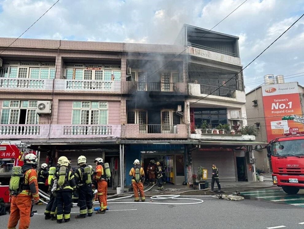 桃園市大園區中山北路透天厝的二樓大年初二下午發生火警，原來是二樓丘婦煮食不慎引發電線走火，燒死3樓女住客及來訪的1對男女共3名移工，丘婦遭檢方依過失致死罪起訴。記者陳恩惠／翻攝
