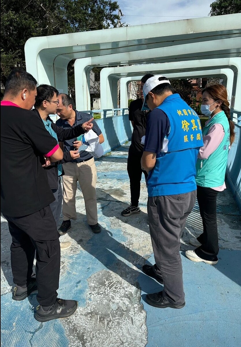議員徐其萬也辦過橋面破損會勘。圖/議員徐其萬提供