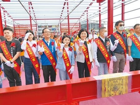 
國家重要民俗「雲林六房媽過爐」10日舉行土庫股過港紅壇新建工程上梁儀式，由雲林縣長張麗善（左五）等人共同擔任扶梁官，並邀108名六房媽志工擔任護梁官，象徵吉祥圓滿。（張朝欣攝）
