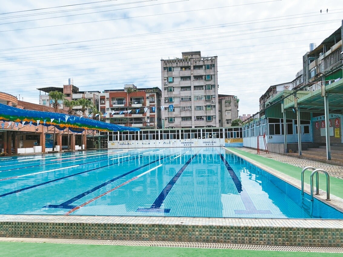 新店建國泳池位於當地蛋黃區，建物超過30年歷史，泳池使用效益大不如前，各方盼改建為多功能大樓。記者李成蔭／攝影 