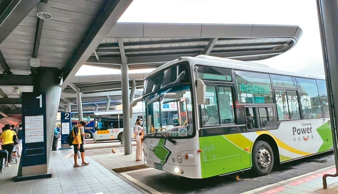 台中市有283輛電動公車，電動車起火猛烈，議員要求交通局盤查滅火設施，保障公安。記者陳秋雲／攝影 