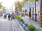 公車站牌盡是花台　像跨障礙賽