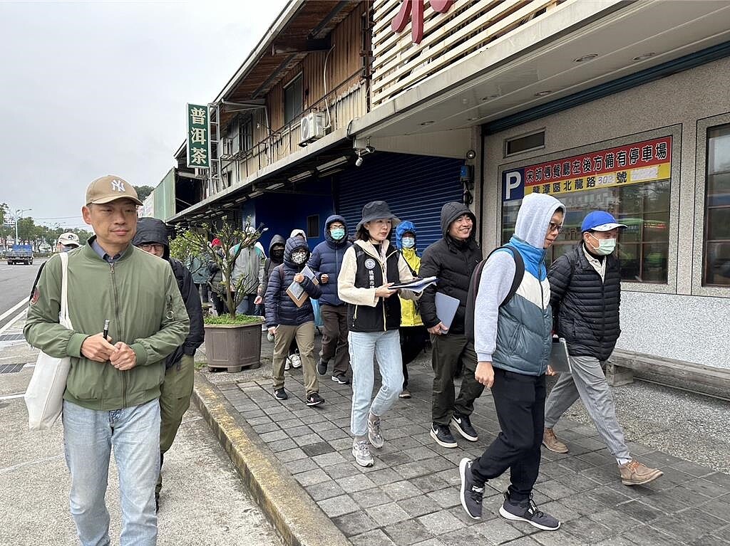 捷運橘線整合了桃園中壢平鎮線及平鎮龍潭線兩條路線，總長約29公里，捷運工程局今年初在局長劉慶豐率隊下步行踏勘了解路廊沿線環境狀況。（捷運局提供／蔡依珍桃園傳真）