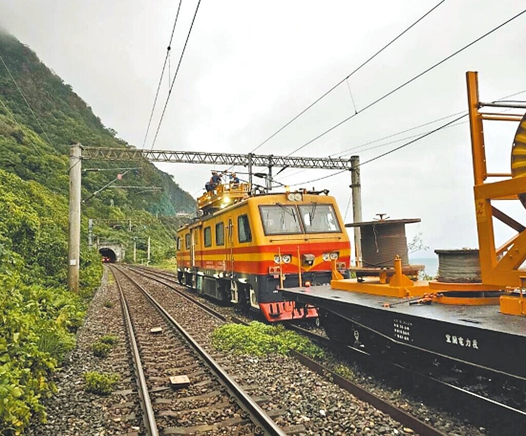 台鐵9日23時54分於觀音隧道南口至漢本站北端OS區間電力設備故障，隨即派員搶修，至10日下午1時49分恢復雙向通車。（台鐵公司提供）