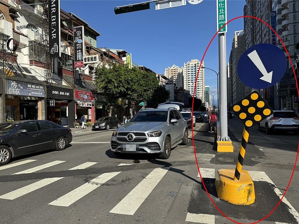 台中進化北路、大德街口,近期設置行人庇護島,已發生多起駕駛自撞庇護島事故。(民眾提供/馮惠宜台中傳真)