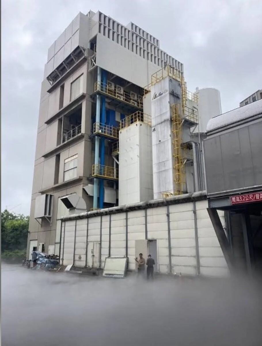 日月光半導體中壢廠附近的中壢長興路突然冒出大量白色霧氣,民眾恐慌檢舉。圖/市府環保局提供