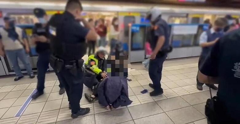 王姓女子在捷運車廂裡涉持美工刀劃傷高中生，新北地院裁准羈押。圖／記者王長鼎翻攝
