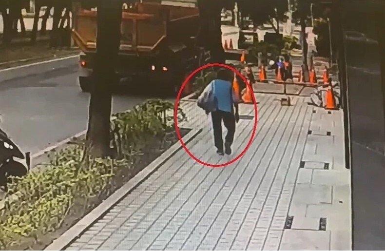 高市88歲王姓老婦10月26日下午1時28分許從市場賣菜後徒步行經民生一路人行道（紅圈處），遇人行道施工封路、砂石車停路邊，被迫走到馬路，沒料，砂石車卻突然起步，王揮手示意仍遭撞擊經送醫不治。圖／記者石秀華翻攝
