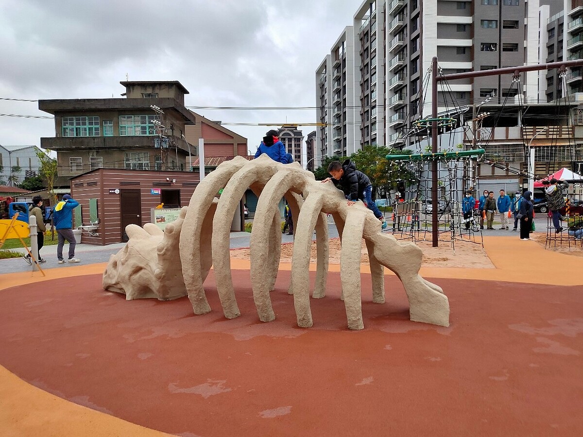 鶯歌逗逗龍公園巨大的三角龍化石讓小朋友在遊樂中感受到難忘的視覺及觸覺體驗。圖/新北市政府提供