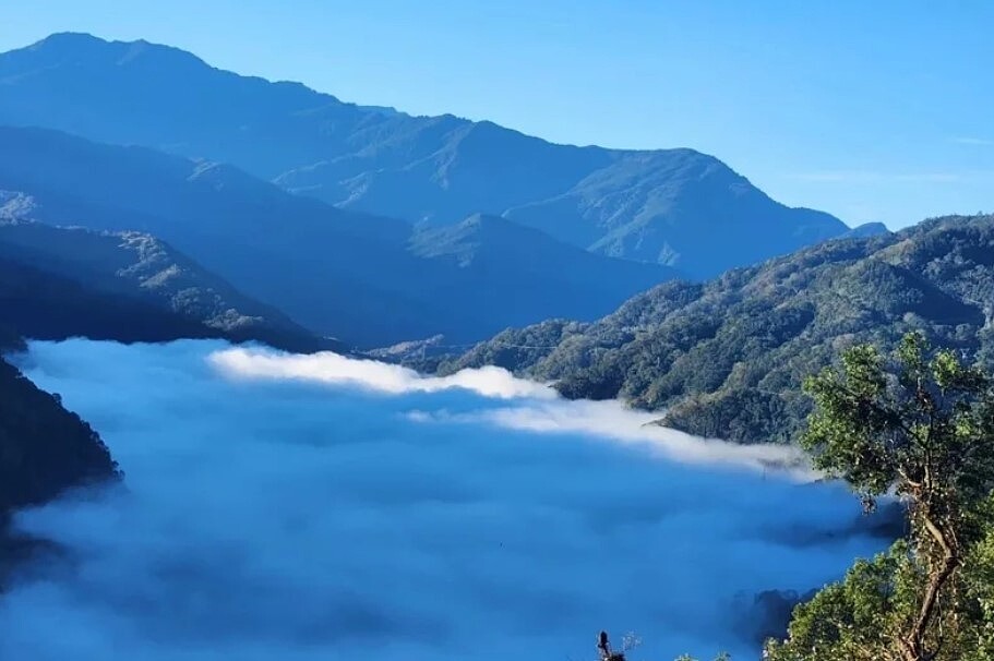 霧社水庫湖區地勢低被群山環抱，水氣易蓄積，11日晨被雲霧籠罩翻湧，像被一大片棉花糖覆蓋，雲海景致壯觀。圖／阿百．瓦秝絲提供
