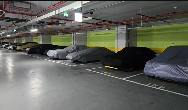 議員陳宥丞接獲社宅住戶陳情,質疑住社宅內居民租不到車位,社宅停車場卻竟停滿名車,質疑社宅停車管理不合理,淪「豪車保管場」。議員陳宥丞辦公室提供