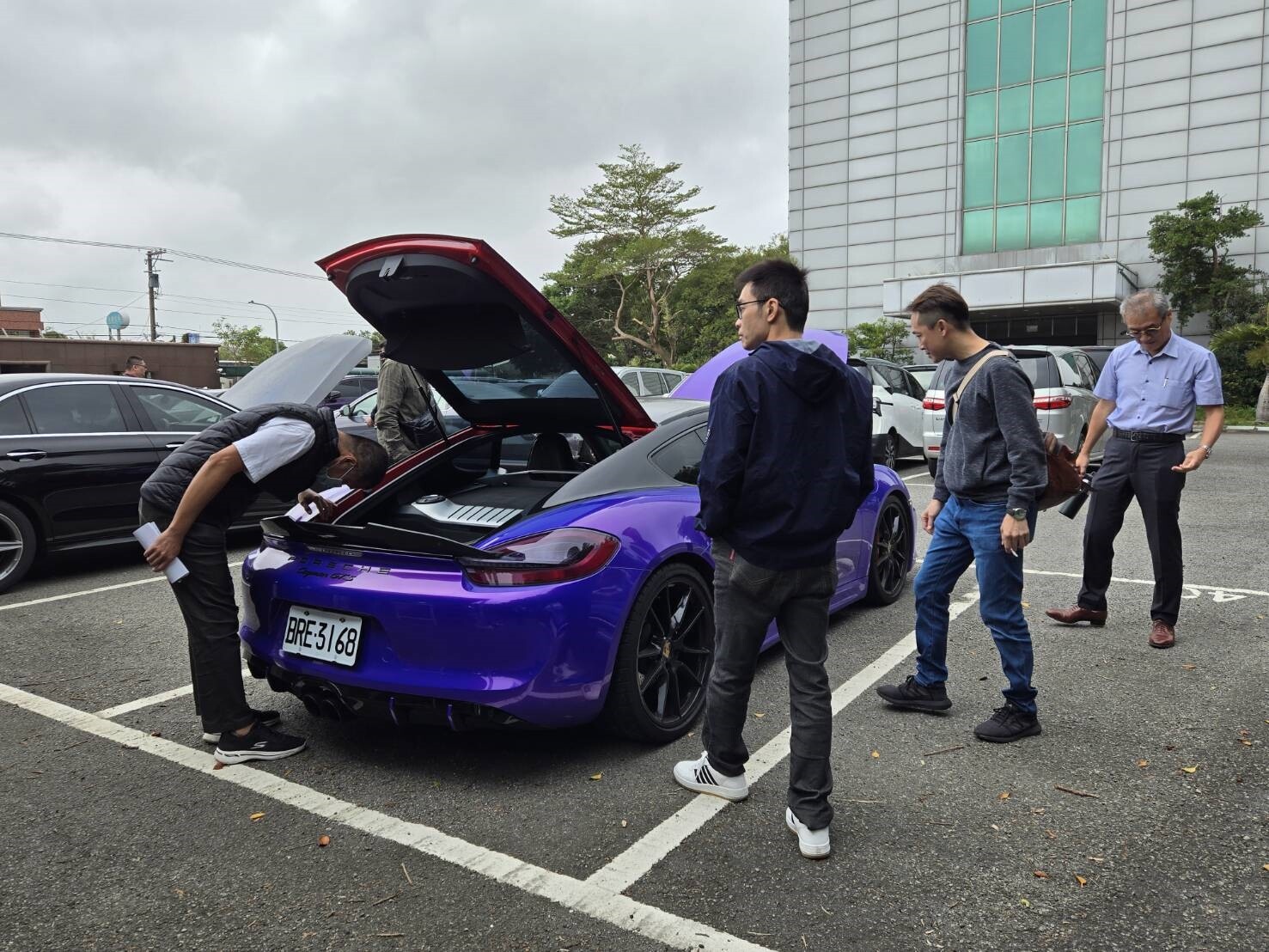 其中最受矚目的莫過於亮紫色的保時捷跑車。圖：桃園分署提供