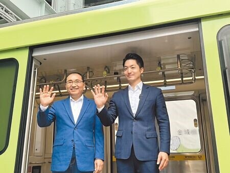 
新北市長侯友宜（左）、台北市長蔣萬安（右）11日被問及《財劃法》是否放棄「首都條款」3％時，蔣萬安說應增加營利事業營業額的分配權重，侯友宜則說既然有共識，大家先求有再求好。（柯毓庭攝）
