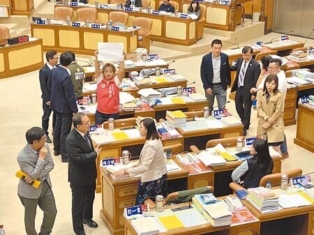 新北市長侯友宜(下排左二)11日赴市議會報告114年度新北市總預算編列情形,侯花了18分鐘報告完隨即下台,未接受備詢,引發民進黨團不滿,並舉白紙抗議。(高鈞麟攝)