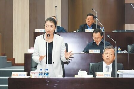 
南投縣議員民進黨團11日在縣政總質詢關切縣立美物館及表演藝術中心案，南投縣長許淑華認為建築成本飛漲，愈晚蓋恐花更多錢，有關議員建議縣府將參採，盼透過藝文帶動更多人來南投。（楊靜茹攝）
