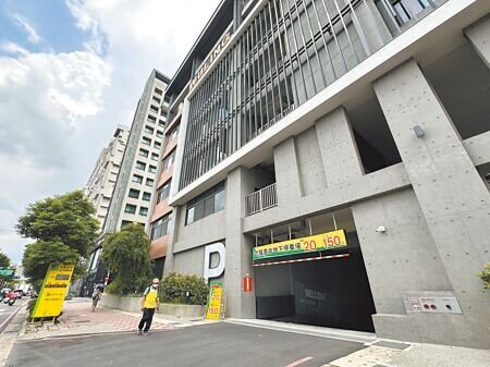 桃園停車位患寡又患不均,像武陵高中停車場遭點名停車率不到5成。(蔡依珍攝)