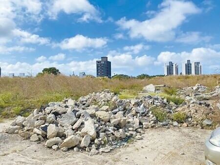 
新竹市園道五地下停車場挖出的廢土方與瓦礫，堆置在樹林頭公園附近空地。（陳育賢攝）
