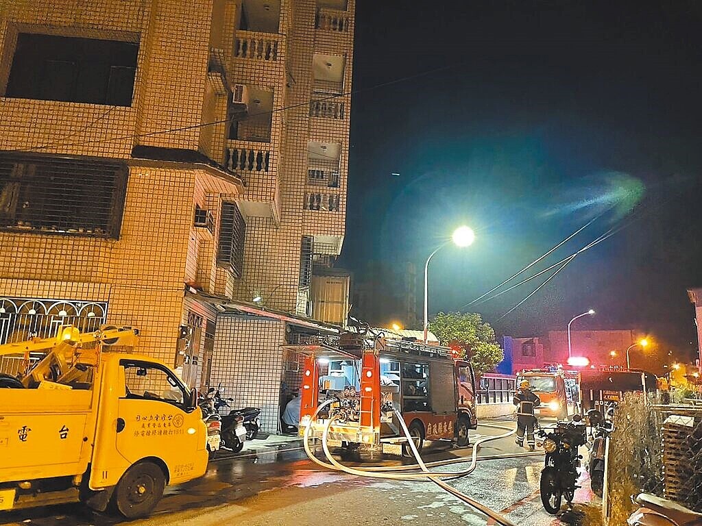 屏東凌晨4時許發生5樓透天住宅火警,消防人員趕往搶救。(屏東縣消防局提供/羅琦文屏東報導)