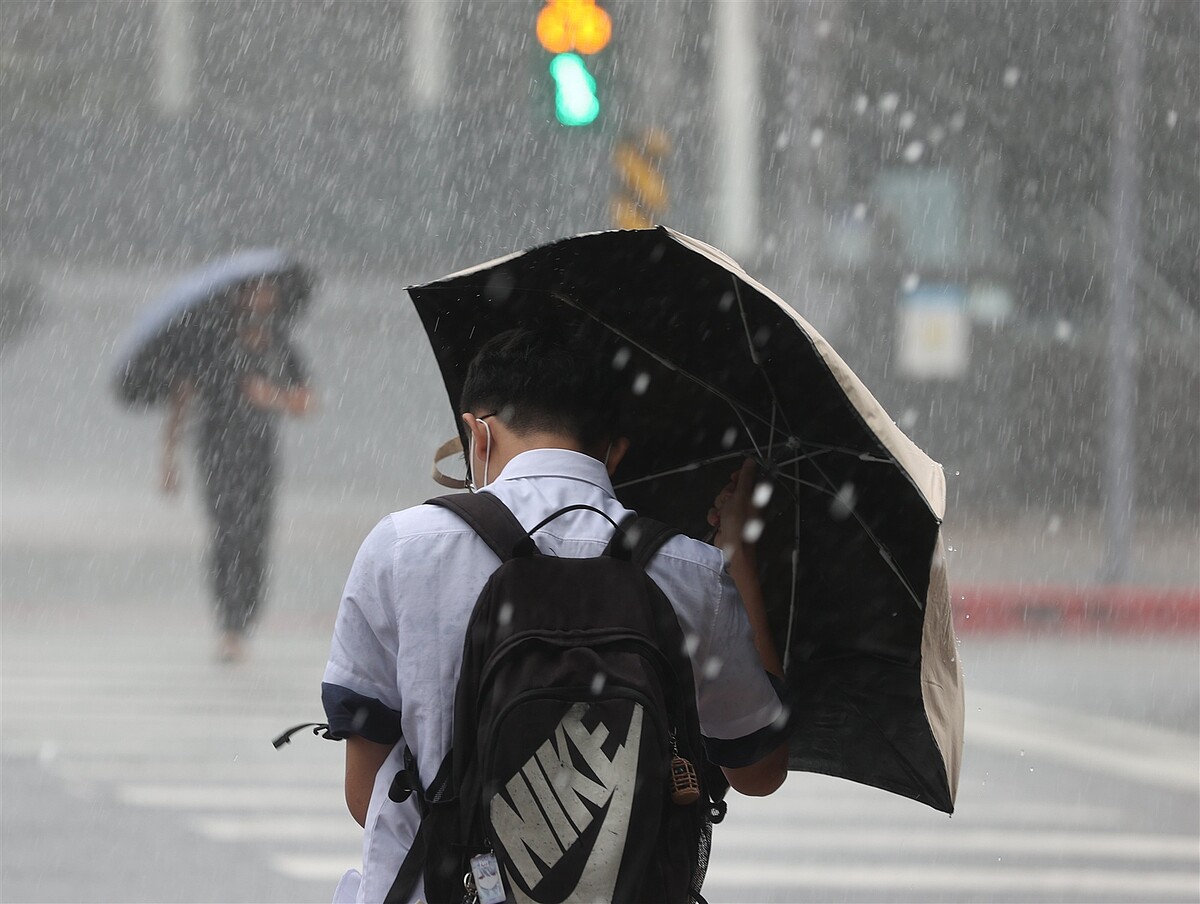 東北季風加上桔梗颱風外圍雲系影響，今基隆北海岸、宜蘭地區及大台北山區等降雨較為明顯，有局部大雨或豪雨發生的機率。聯合報系資料照