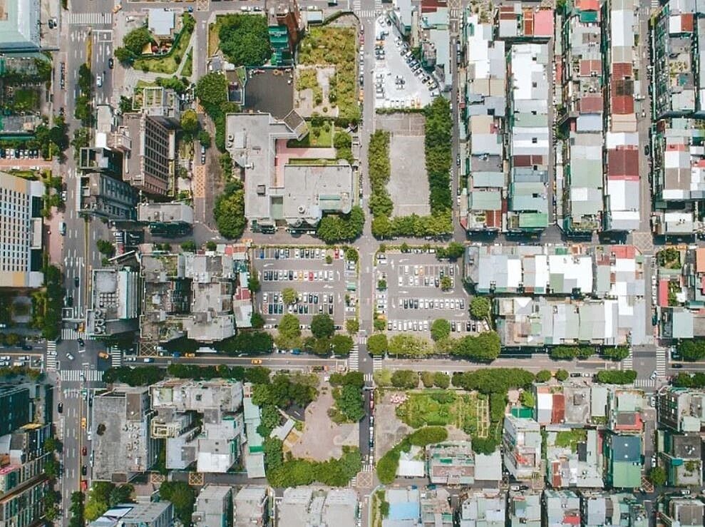 「信義兒福公辦都更案」六塊基地已全數成功招商,將投資超過180億元,各基地則預計在2032年前陸續完工。信義兒福B1-2空拍圖。(聯合報系資料照)