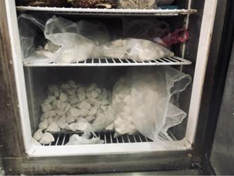 台北市萬華區某鍋貼水餃專賣店遭民眾投訴,買到的鍋貼裡面竟有蟑螂,衛生局派員前往稽查,雖沒有發現病媒出沒,但現場環境不潔,揪出7項缺失,要求店家14日前改善完成。圖/北市衛生局提供