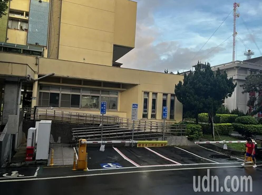 桃園市停車位挨批患寡又患不均,民代呼籲市府應開放公家機關空間設置「共享車格」。圖為桃園區公所洽公車位。記者朱冠諭/攝影