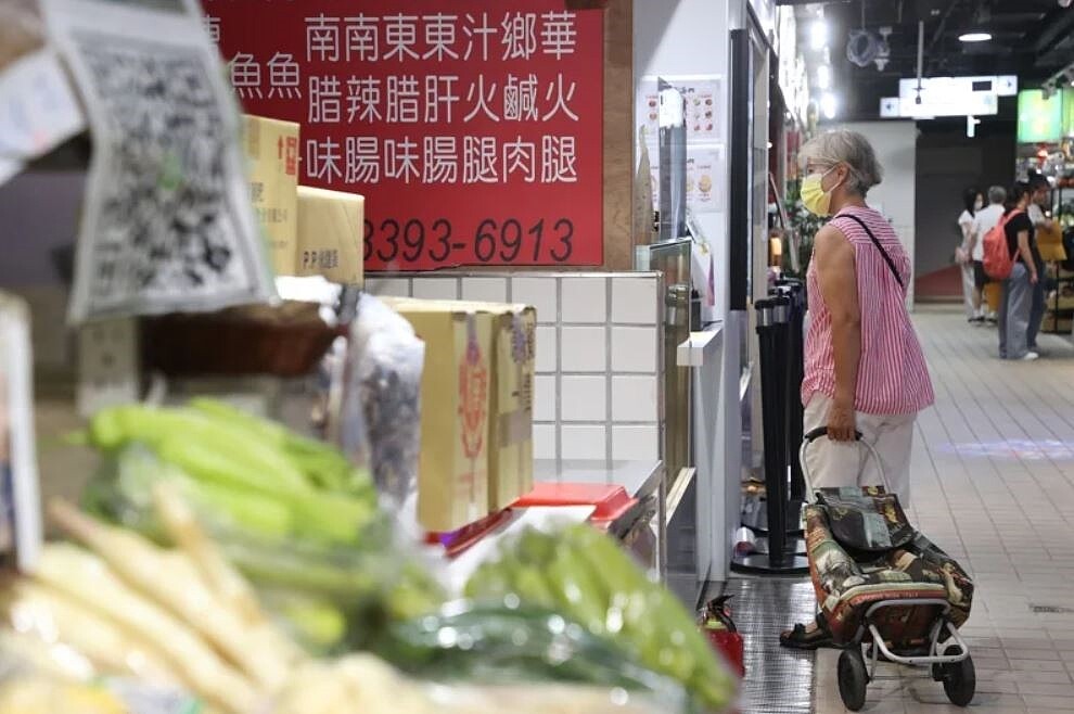 台北市有接近400個攤販沒有落實食材登錄或攤販營業歸類不實，成為食安破口；示意圖，非當事市場。圖／聯合報系資料照
