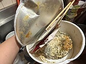 險吃到發霉惡臭泡麵！女議員打開嚇壞「沒食慾了」…衛生局回應