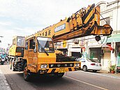 大車硬闖　新化老街建物「細細顫」
