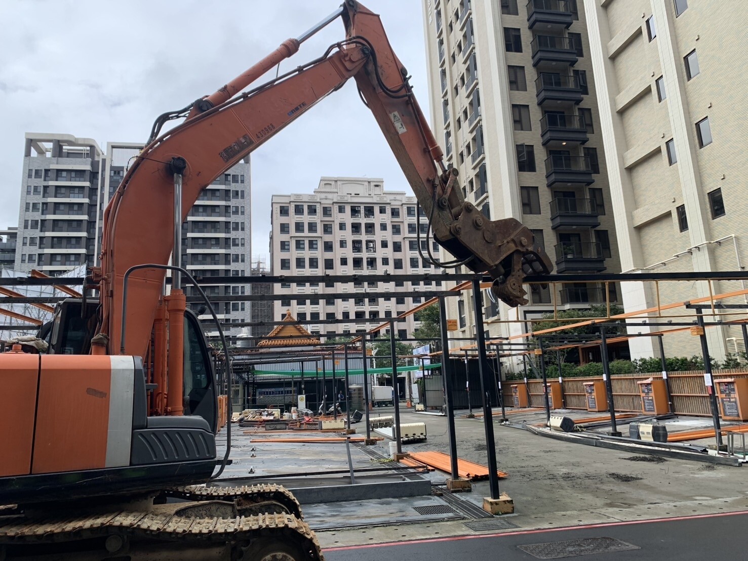 違建洗車場逾期仍未完成，由桃園市府強制拆除。圖：建管處提供