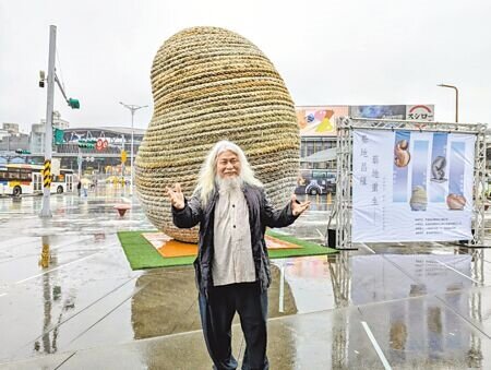 藝術家康木祥接受台灣港務公司委託,利用廢棄船纜創作藝術品《毛小孩》在基隆市國門廣場展出,外觀引發民眾討論。(張志康攝)